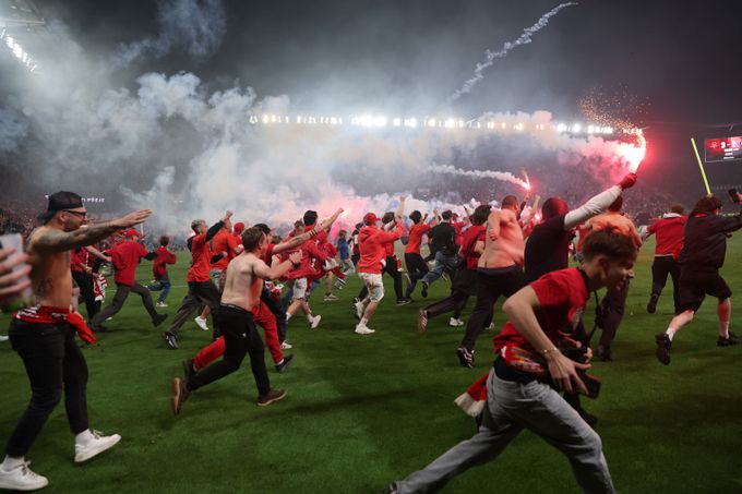 Slavia rozdala za derby (nejen) doživotní zákazy, nevinným fanouškům otevře severní tribunu Slavia rozdala za derby (nejen) doživotní zákazy, nevinným fanouškům otevře severní tribunu