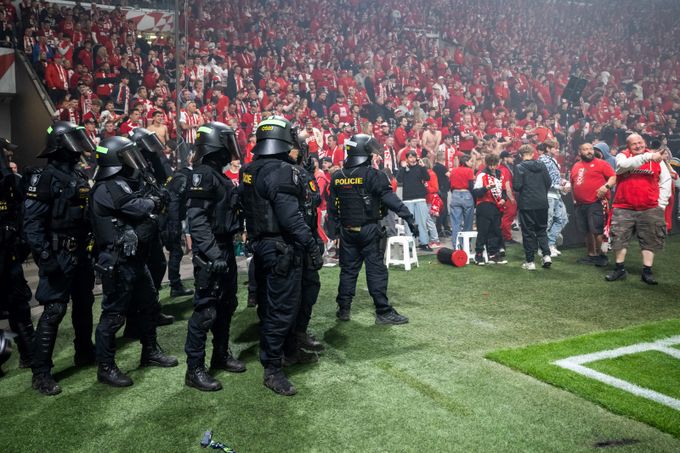 ONLINE po skandálním derby: policie vyčíslila škody. Vyzývá výtržníky, aby se přihlásili ONLINE po skandálním derby: policie vyčíslila škody. Vyzývá výtržníky, aby se přihlásili