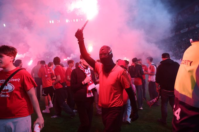 Člen Tribuny Sever: Tvrdé jádro je stát ve státě! A na hřiště vběhli s agresivními Poláky Člen Tribuny Sever: Tvrdé jádro je stát ve státě! A na hřiště vběhli s agresivními Poláky