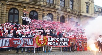 Fanoušci Slavie pochodovali na Spartu. Zablokovali i Letenský tunel