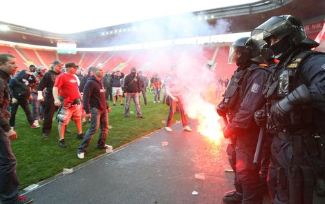 Oheň, dým, policejní těžkooděnci, 33 zatčených a zdemolovaný Eden. Tak dopadlo řádění fans letos v květnu.