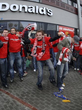 Pochod fanoušků Slavie na derby se Spartou v minulých letech.