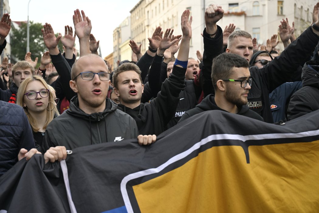 Fotbaloví fanoušci zaplavili ulice Prahy. Ve Francouzské dokonce zablokovali dopravu