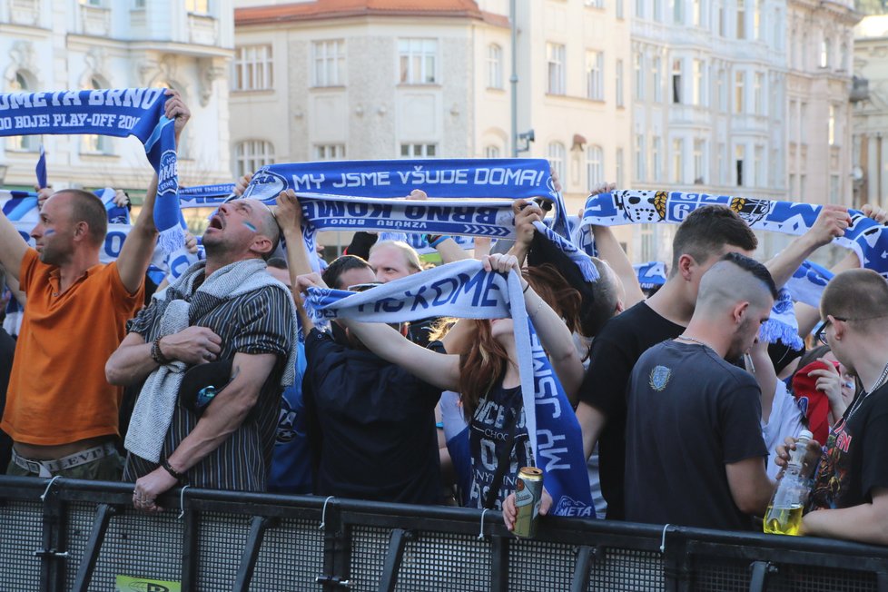 Přibližně 3,5 tisíce fanoušků se v sobotu večer sešlo na Zelném trhu v Brně, aby fandilo Kometě ve finále v Třinci.