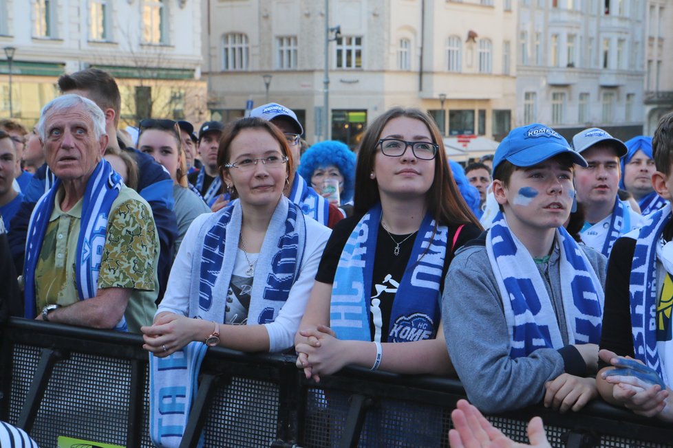 Přibližně 3,5 tisíce fanoušků se v sobotu večer sešlo na Zelném trhu v Brně, aby fandilo Kometě ve finále v Třinci.