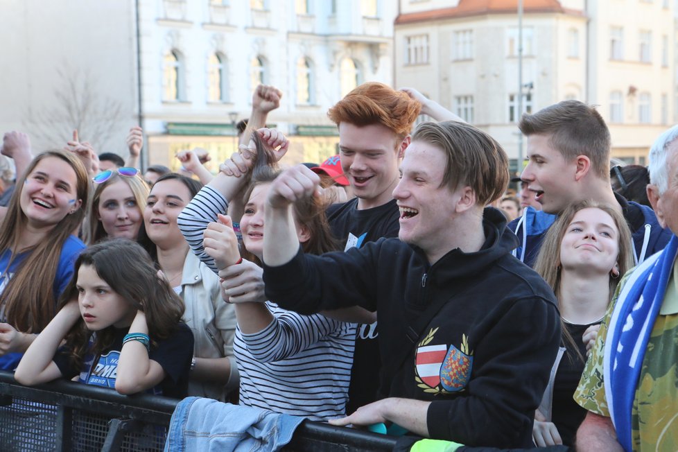 Přibližně 3,5 tisíce fanoušků se v sobotu večer sešlo na Zelném trhu v Brně, aby fandilo Kometě ve finále v Třinci.