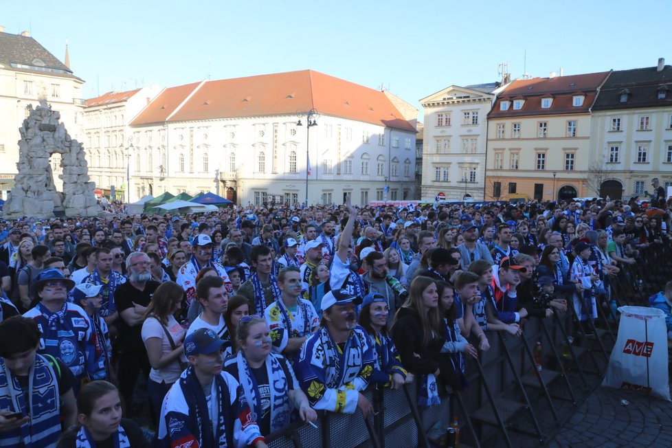 Přibližně 3,5 tisíce fanoušků se v sobotu večer sešlo na Zelném trhu v Brně, aby fandilo Kometě ve finále v Třinci.