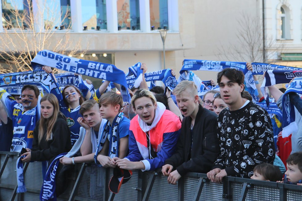 Přibližně 3,5 tisíce fanoušků se v sobotu večer sešlo na Zelném trhu v Brně, aby fandilo Kometě ve finále v Třinci.