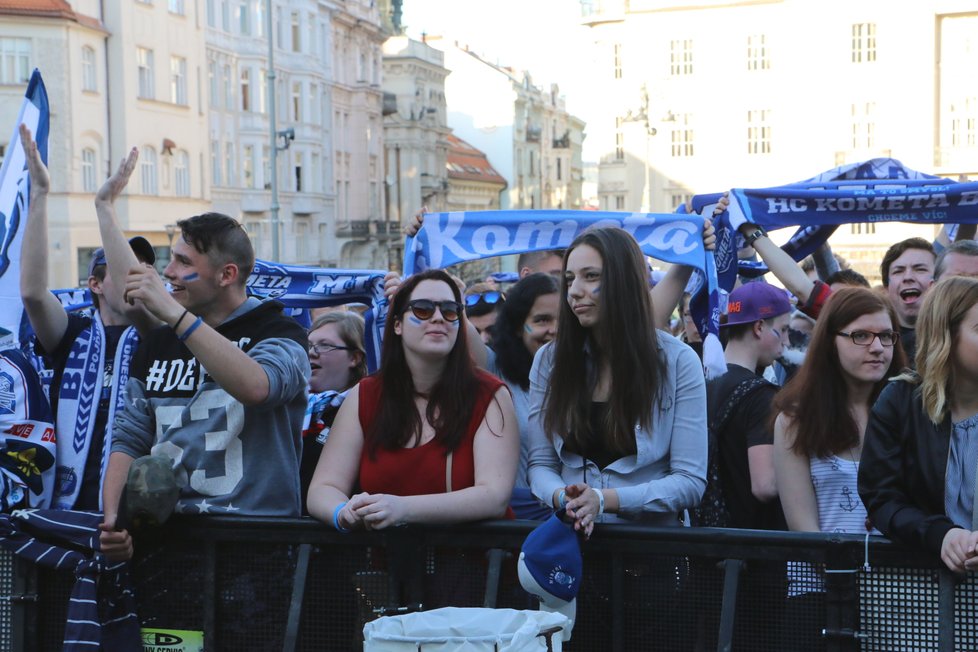 Přibližně 3,5 tisíce fanoušků se v minulé sezoně sešlo na Zelném trhu v Brně, aby fandilo Kometě ve finále v Třinci.