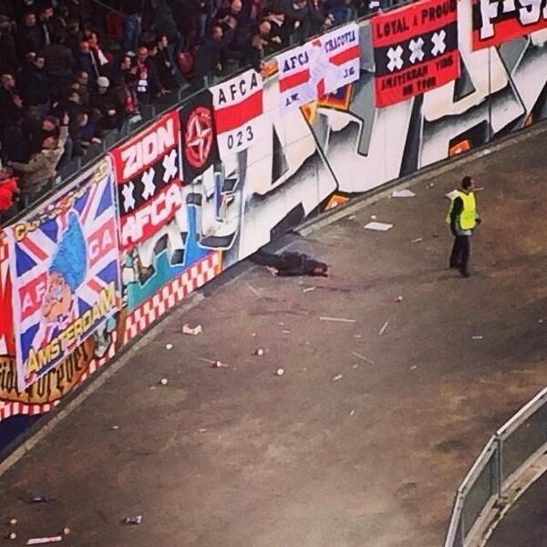 Fanoušek Ajaxu spadl z tribuny, která je vysoká 5 metrů.