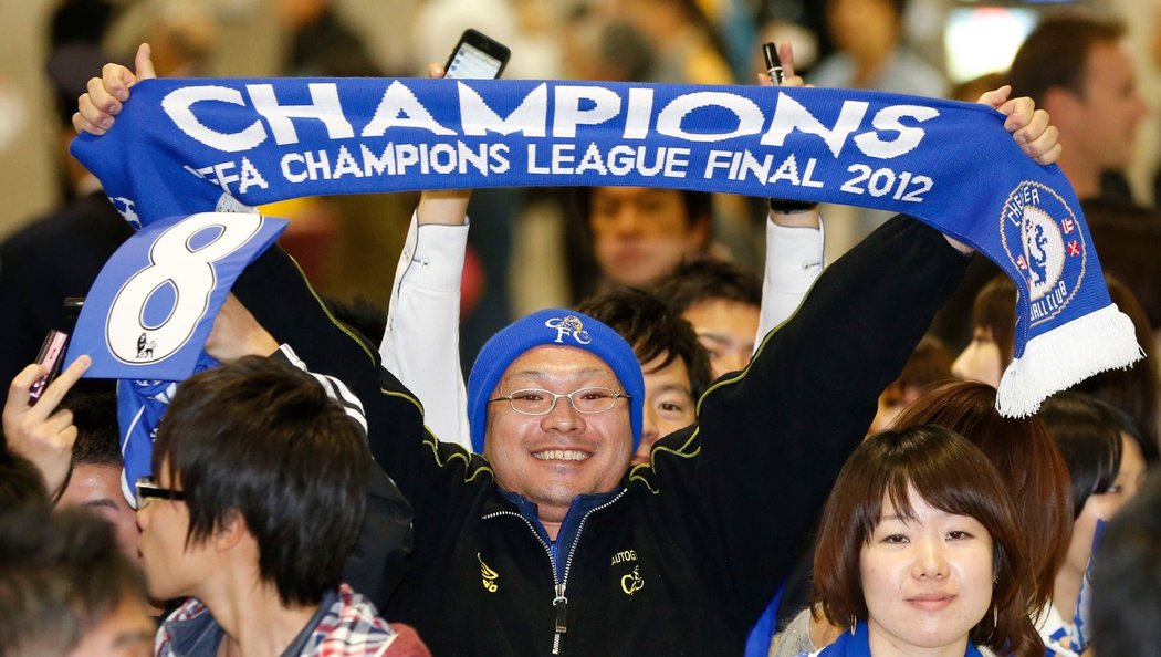 Japonský fanoušek se šálou Chelsea připomínající úspěšné finále Ligy mistrů s Bayernem Mnichov. Na sobě má také čepici a bundu s logem Chelsea.