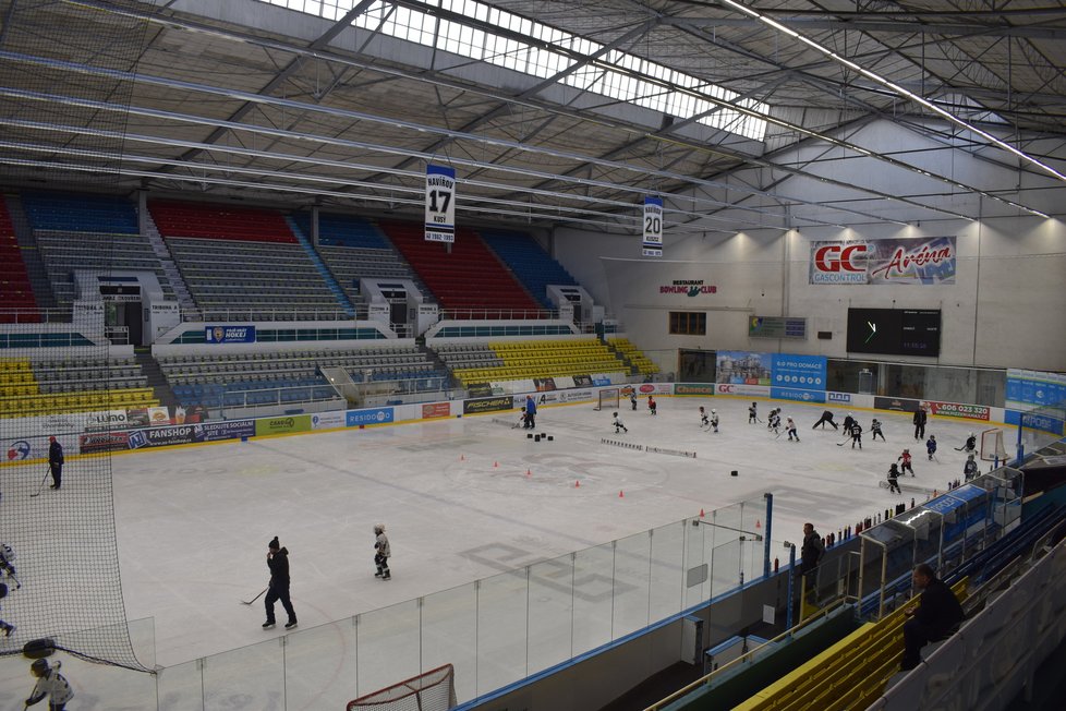 Hokejový fanoušek Michal (†41) zemřel po brutálním útoku v sobotu 26. října před sportovní halou v Havířově. Na místo lidé nosí svíčky.