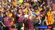 Fanoušci Barcelony tleskají pořadatelům, když fanouška Realu odvádějí pryč.