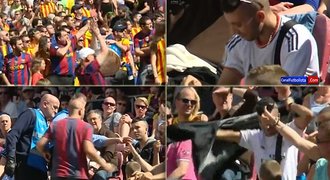 Barcelona vykopla fanouška ze stadionu. Měl na sobě dres Realu!