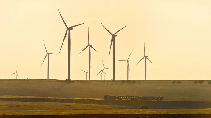 ČEZ očekává, že první větrníky začnou vyrábět elektřinu na konci roku 2022, avšak minimálně tříletý skluz může ohrozit rentabilitu miliardového projektu. 
