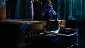Deva Cassel trénovala deset hodin denně, Fantom trávil hodinu a půl v maskérně. Jak vznikal nový film Fantom opery?