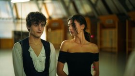Deva Cassel trénovala deset hodin denně, Fantom trávil hodinu a půl v maskérně. Jak vznikal nový film Fantom opery?