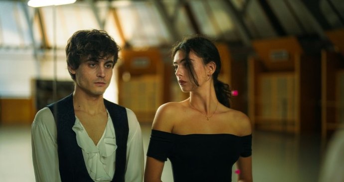 Deva Cassel trénovala deset hodin denně, Fantom trávil hodinu a půl v maskérně. Jak vznikal nový film Fantom opery?