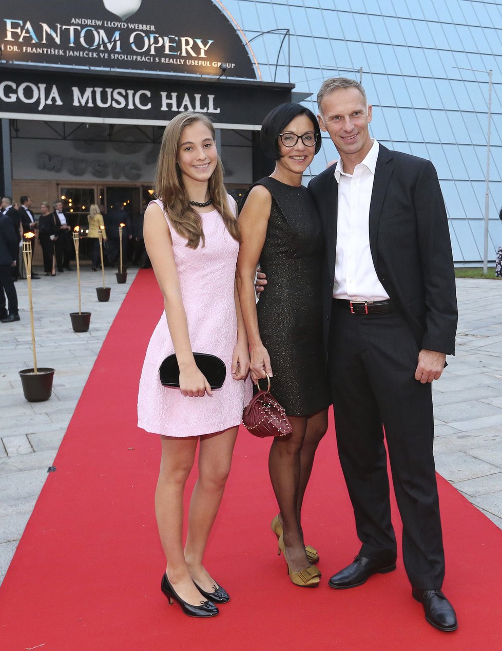 Za kulturou přišla i vždy elegantní Libuše Šmuclerová s dcerou Justinou Annou a přítelem Dominikem Haškem.