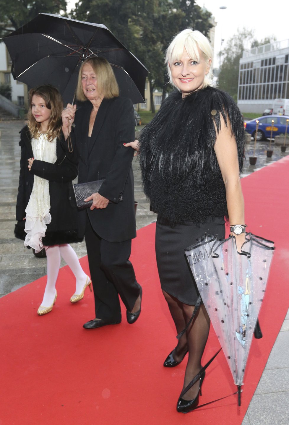Spisovatelka Bára Nesvadbová vyvedla na premiéru maminku a dceru Bibianu.