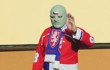 Živý talisman českých hokejistů Fantomas: Proč už si před stadionem raději nenasazuje masku?!