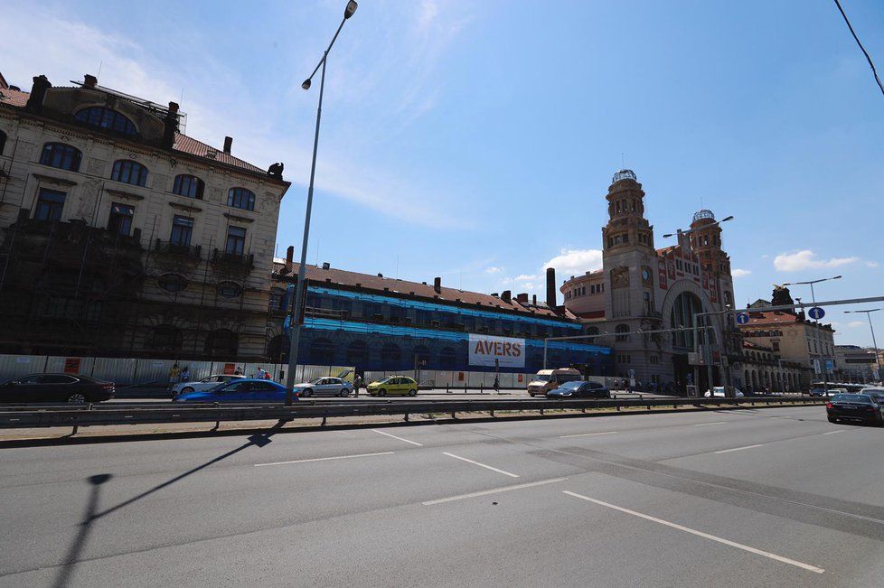 Rekonstrukce fasády Fantovy budovy na pražském hlavním nádraží oficiálně začala 18. června 2019.