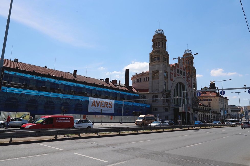 Rekonstrukce fasády Fantovy budovy na pražském hlavním nádraží oficiálně začala 18. června 2019.