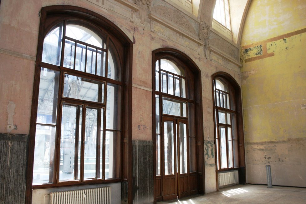Interiéry severního křídla historické Fantovy budovy na Hlavním nádraží. Ve středu 28. dubna 2021 byla oficiálně zahájena rekonstrukce.