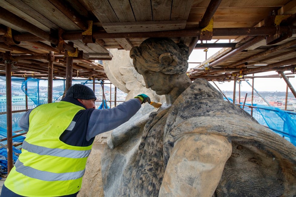 Památkově chráněnou Fantovu budovu pražského hlavního nádraží od 7. dubna 2021 opět zdobí plastika zlatých křídel z roku 1907. Socha, která je součástí sousoší okřídleného kola, se zhruba rok rekonstruovala.