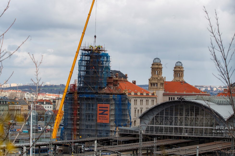 Památkově chráněnou Fantovu budovu pražského hlavního nádraží od 7. dubna 2021 opět zdobí plastika zlatých křídel z roku 1907. Socha, která je součástí sousoší okřídleného kola, se zhruba rok rekonstruovala.