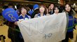Na letišti nemohly chybět ani fanynky, které přivítaly fotbalisty Chelsea v Japonsku. Je zřejmé, koho má fanynka stojící vlevo nejradši.