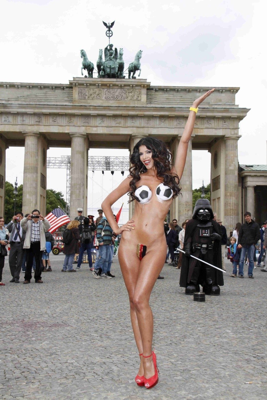 Německá modelka Micaela Schaefer se do dějiště šampionátu nevydala, a tak dělá radost aspoň doma, v Berlíně.