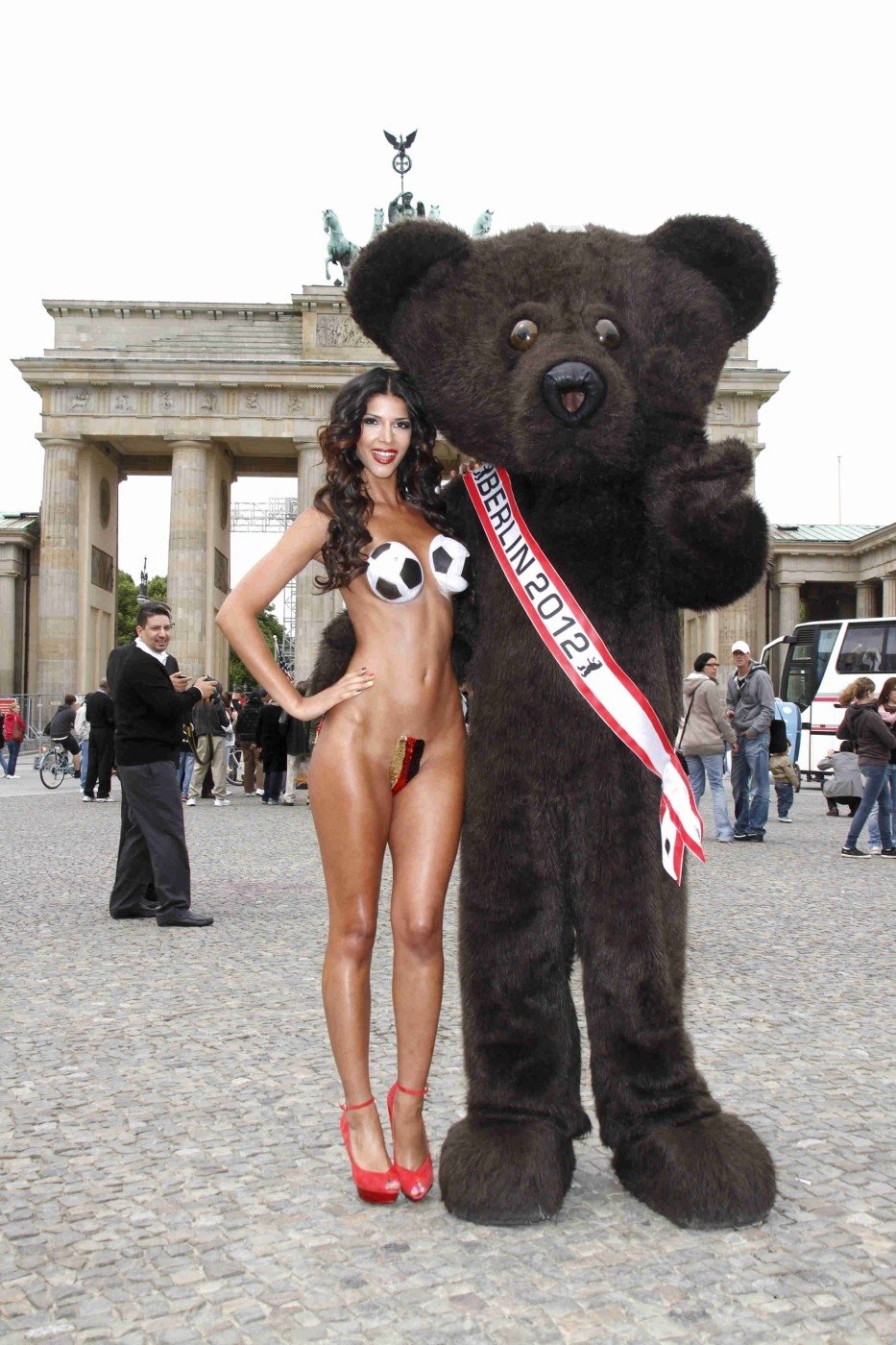 Německá modelka Micaela Schaefer se do dějiště šampionátu nevydala, a tak dělá radost aspoň doma, v Berlíně.