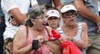 Dvě fanynky se na Australian Open málem popraly o zpocenou čelenku Bělorusky Sabalenkové