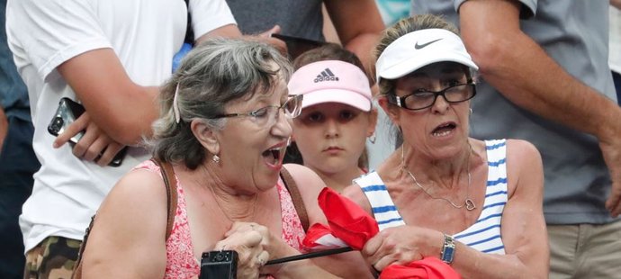 Dvě fanynky se na Australian Open málem popraly o zpocenou čelenku Bělorusky Sabalenkové