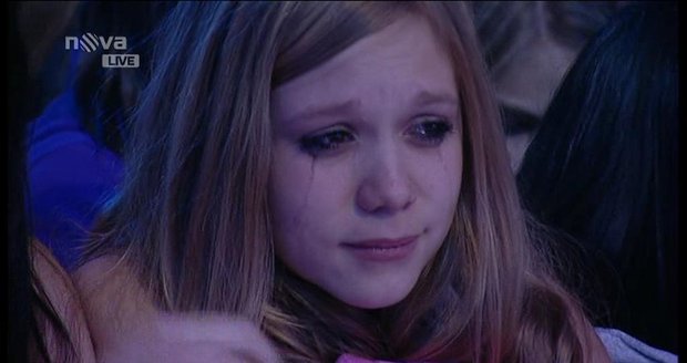Mladé dívce se při pláči rozmazala řasenka