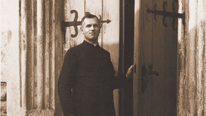 Josef Toufar před „svým“ kostelem Nanebevzetí Panny Marie v Číhošti. Ještě  s úsměvem na tváři.