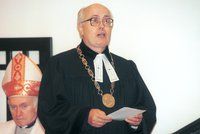 Zemřel evangelický farář senior Pavel Smetana (†81). Od Havla měl metál