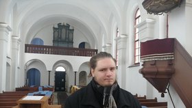Opatovský kostel se svým farářem.