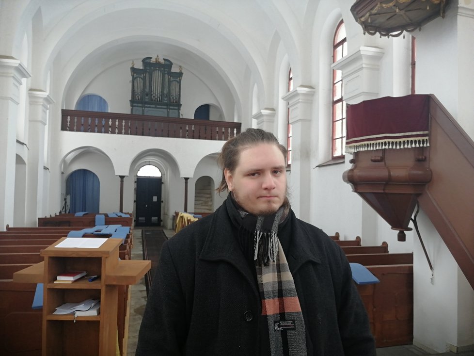 Opatovský kostel se svým farářem.