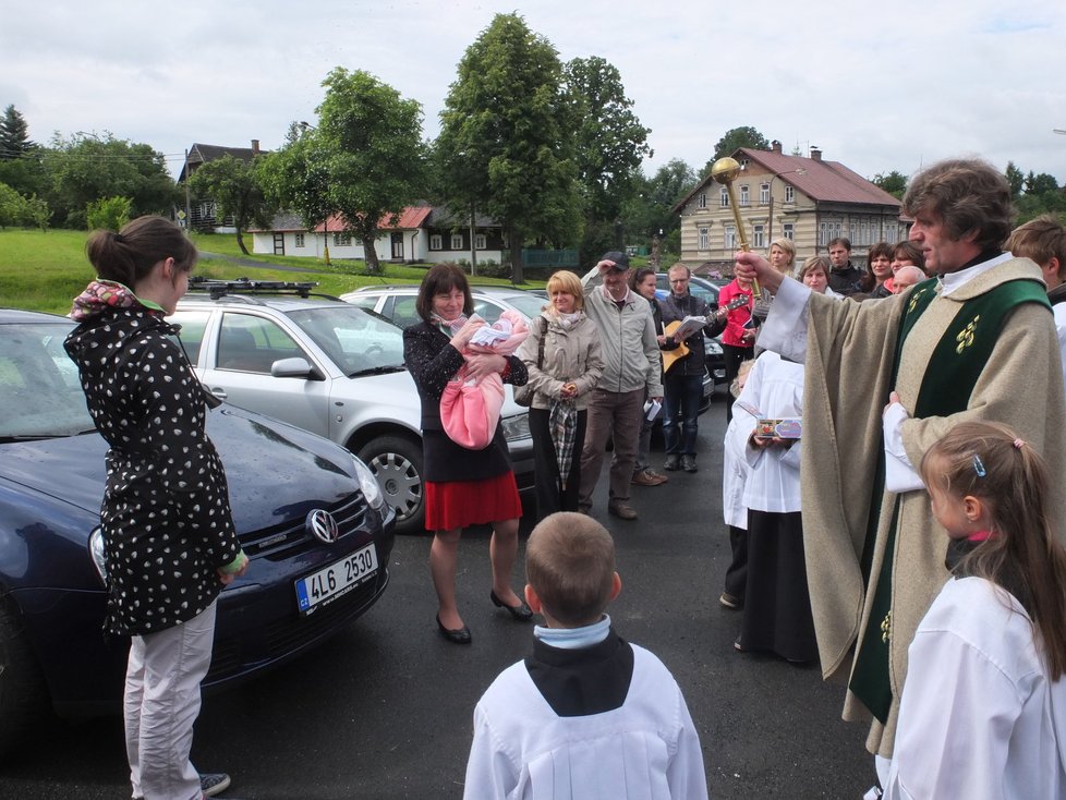 Farář Kvapil při žehnání aut na ponikelské návsi