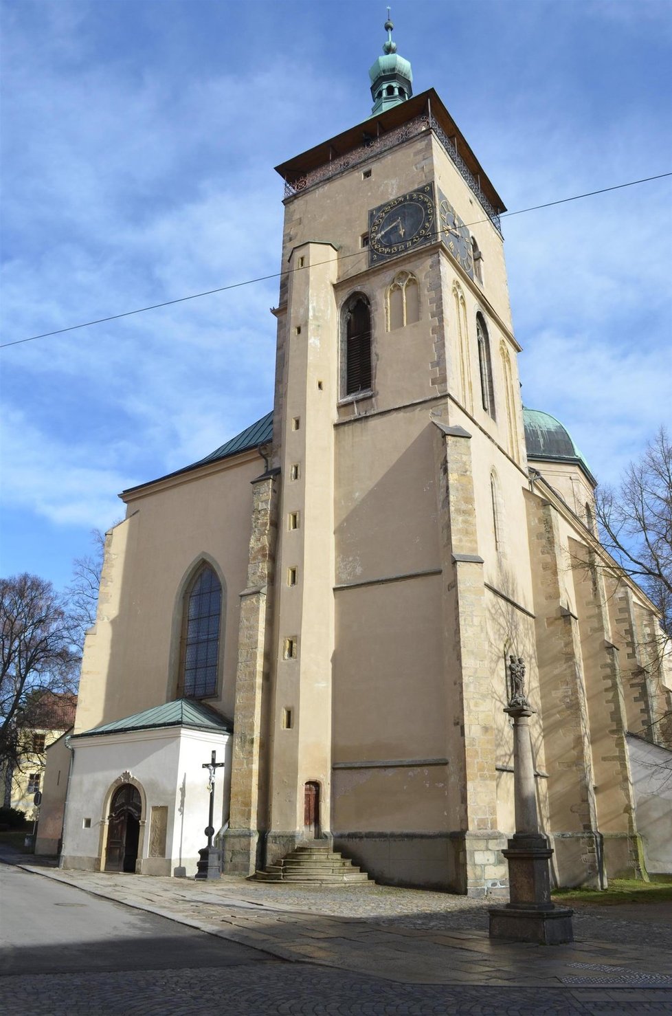 V tomto kostele Nanebevzetí Panny Marie v Havlíčkově Brodě se farář seznámil se ženou, kterou měl pak znásilnit.