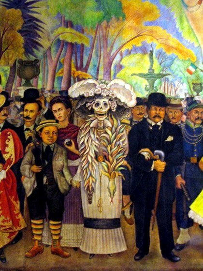 Symbolem mexického Dne mrtvých se stala smrtka Catrina. Karikatury smrtek a kostlivců se vyrábějí z různých materiálů a mnozí lidé je v tento svátek využívají jako kostýmy.