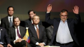Podpis mírové dohody mezi zástupci povstalců a kolumbijské vlády