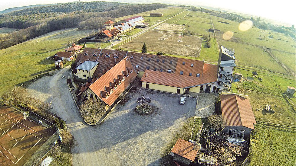 Farma Bolka Polívky v Olšanech je nyní opuštěná. V provozu ji udržují jen dvě pracovnice – vedoucí a recepční hotelu.