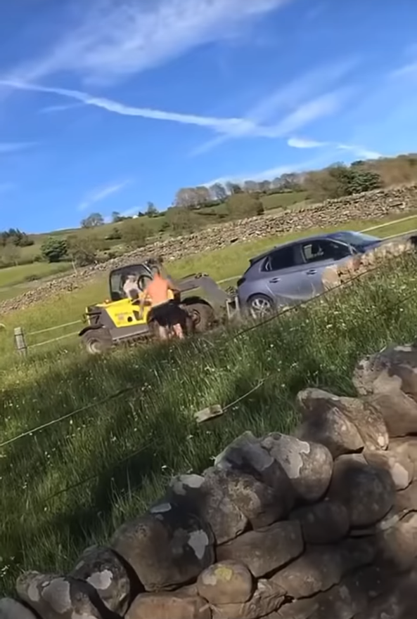Farmář odhodil auto jako hračku.