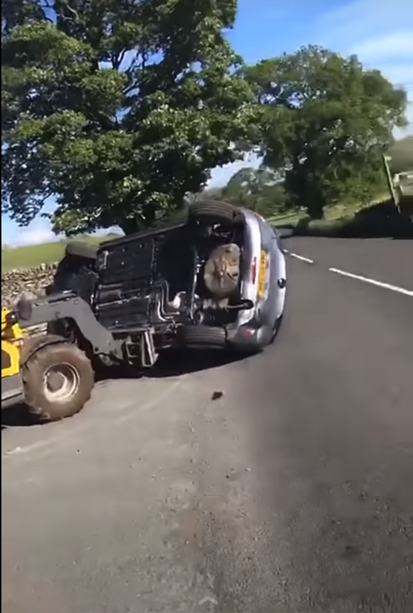 Farmář odhodil auto jako hračku.