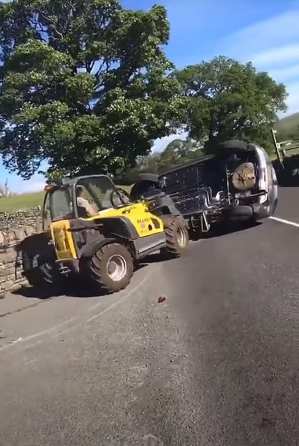 Farmář odhodil auto jako hračku.