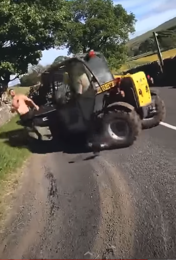 Farmář odhodil auto jako hračku.