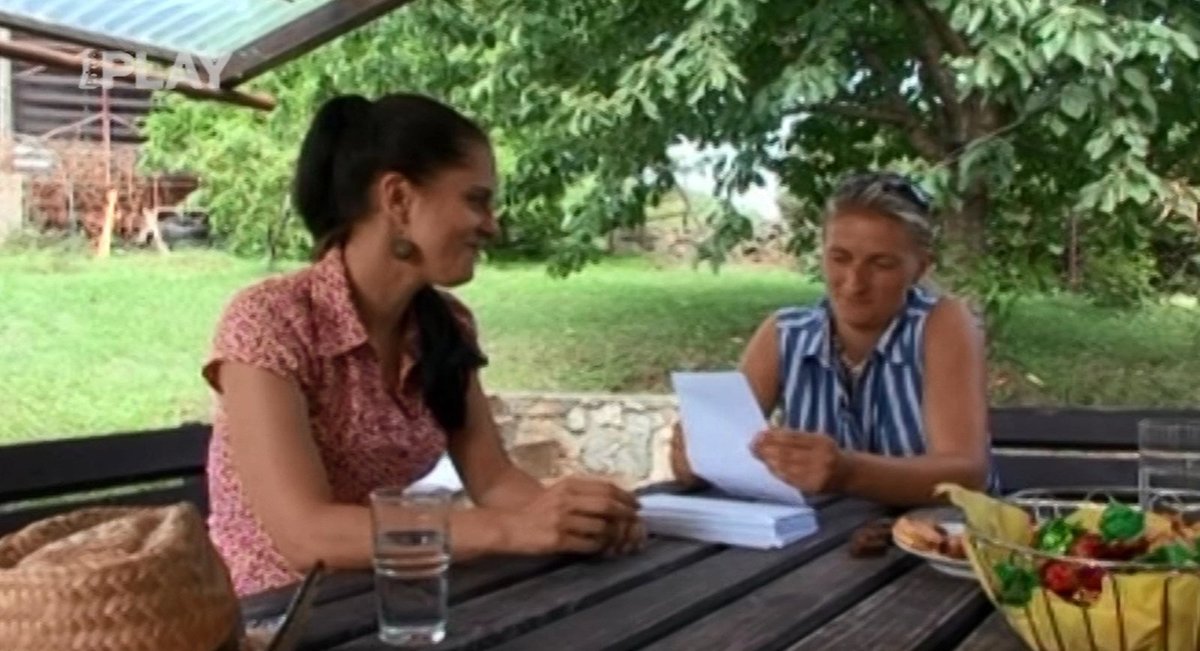 Jana nevěřícně kouká na dopis, který jí napsal rozvedený farmář.